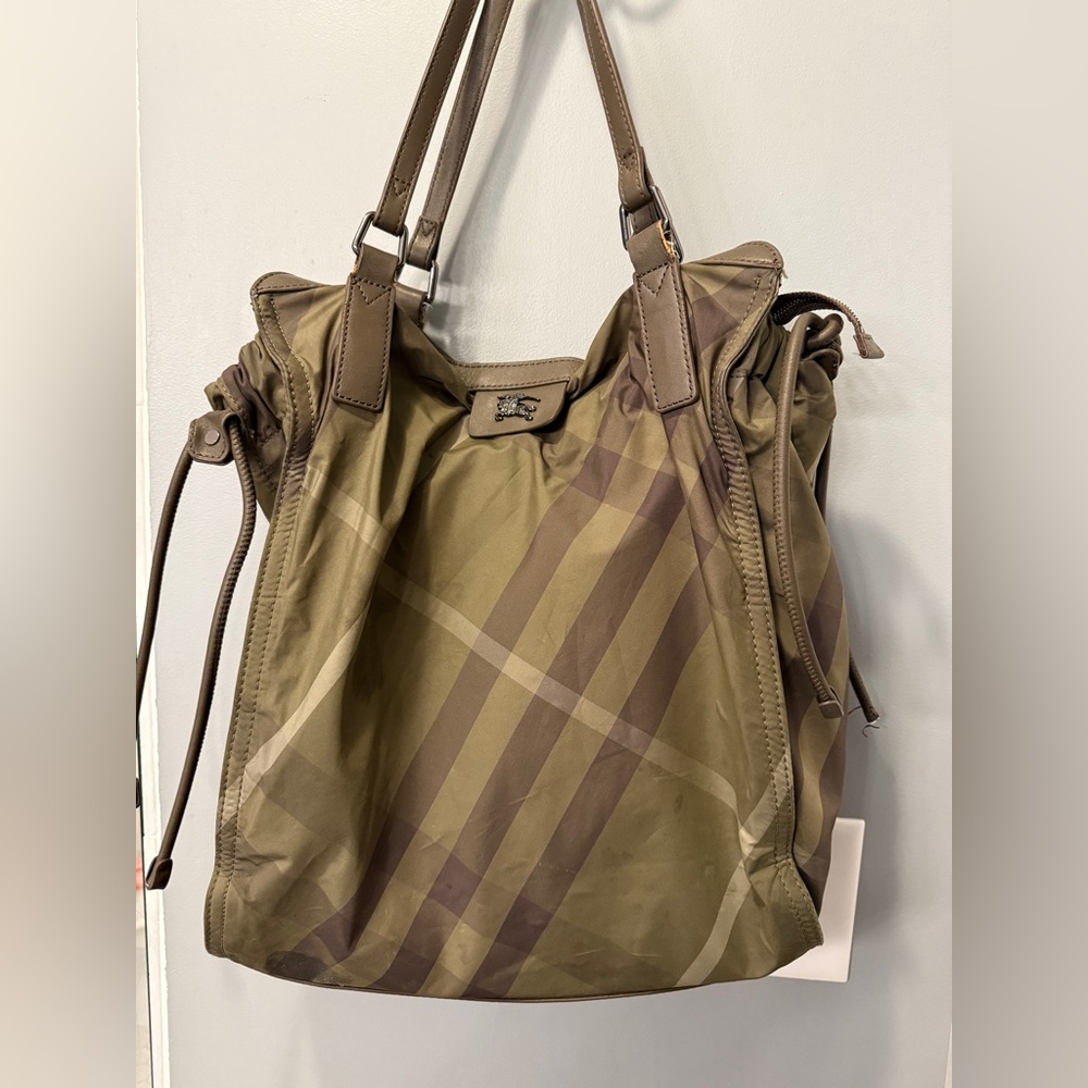 Burberry Tote - authentic MAKE ME AN OFFER!